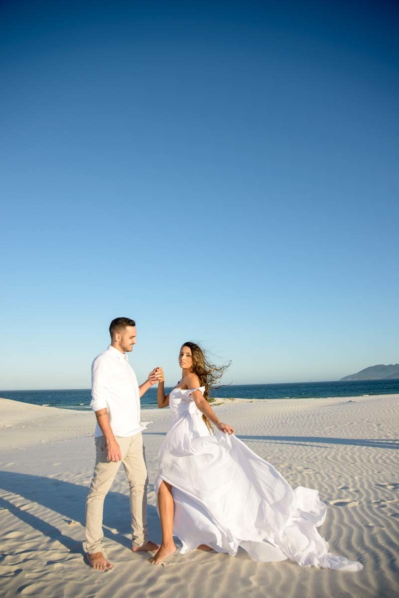 inspiração vestido de noiva para casar na praia