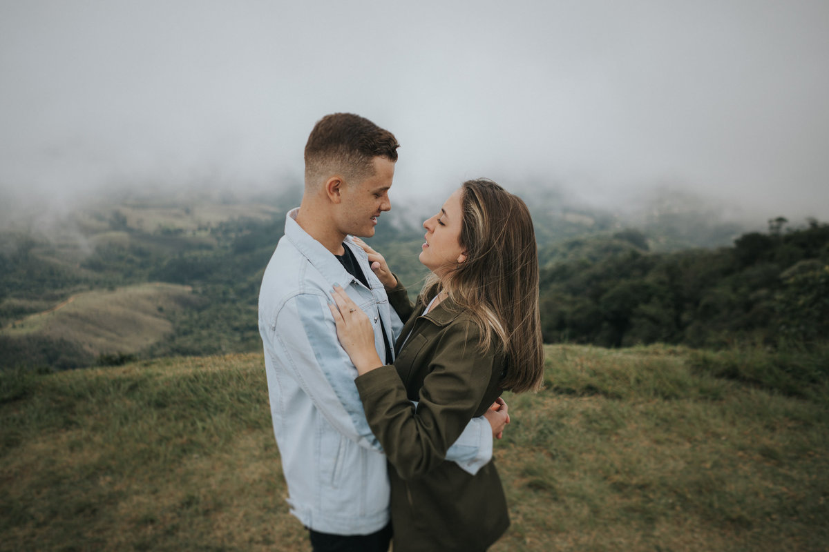 pedido de casamento, casamento, noivos, noiva, anel de noivado, aliança, pedido, wedding, pré-wedding, aliança de noivado, montanha, ensaio fotográfico, pedido na montanha