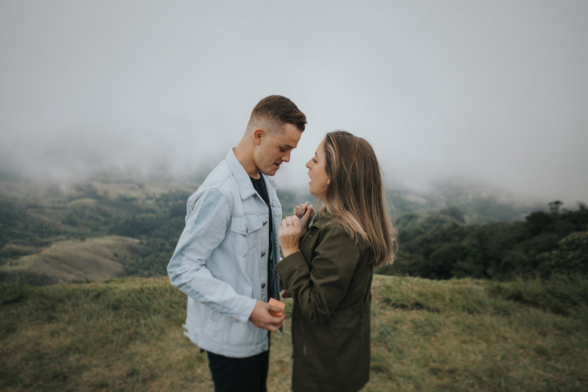 pedido de casamento, casamento, noivos, noiva, anel de noivado, aliança, pedido, wedding, pré-wedding, aliança de noivado, montanha, ensaio fotográfico, pedido na montanha