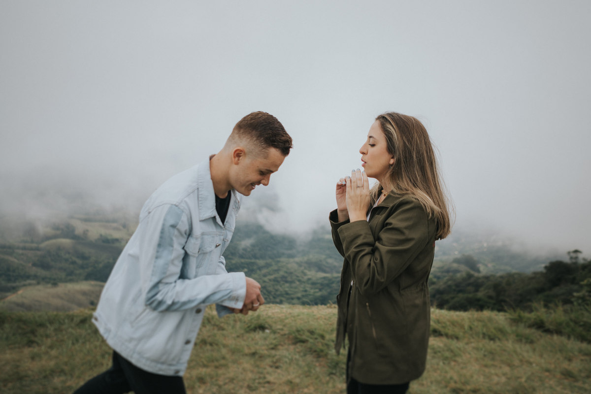 pedido de casamento, casamento, noivos, noiva, anel de noivado, aliança, pedido, wedding, pré-wedding, aliança de noivado, montanha, ensaio fotográfico, pedido na montanha
