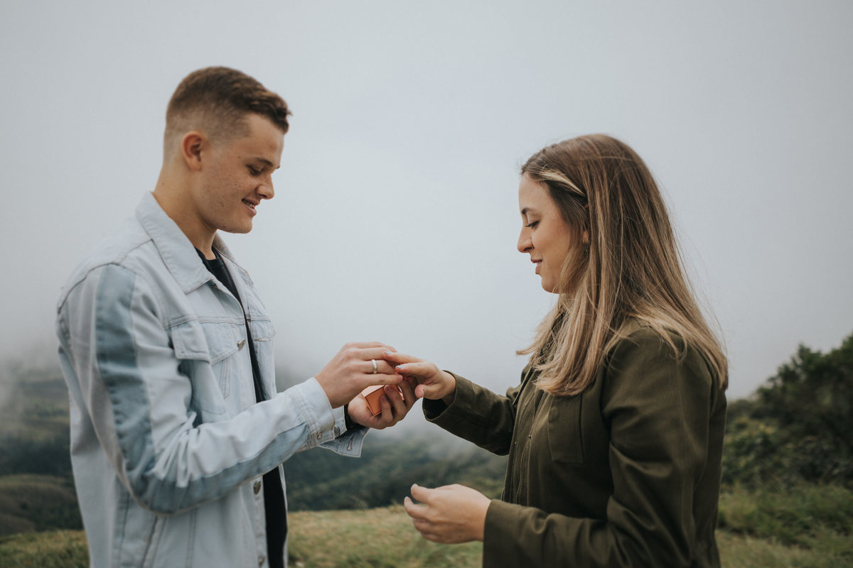 pedido de casamento, casamento, noivos, noiva, anel de noivado, aliança, pedido, wedding, pré-wedding, aliança de noivado, montanha, ensaio fotográfico, pedido na montanha
