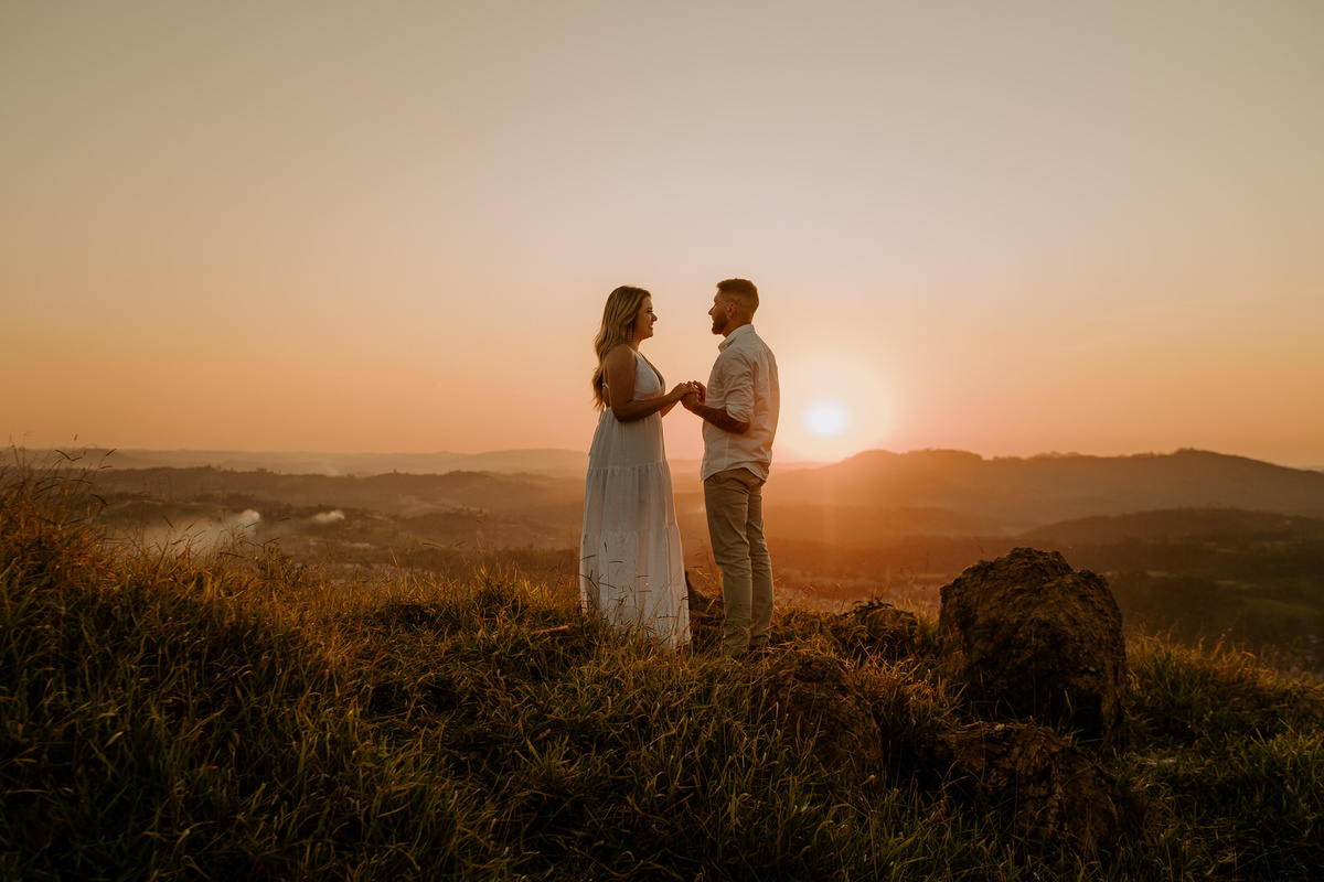 prewedding, wedding, elopement wedding, elopement, ensaio fotográfico, ensaio de foto, ensaio de casal, ensaio fotografico casal, foto de casal, morro do capuava, ensaio externo, foto de casal na montanha, ensaio fotografico casal morro do capuava