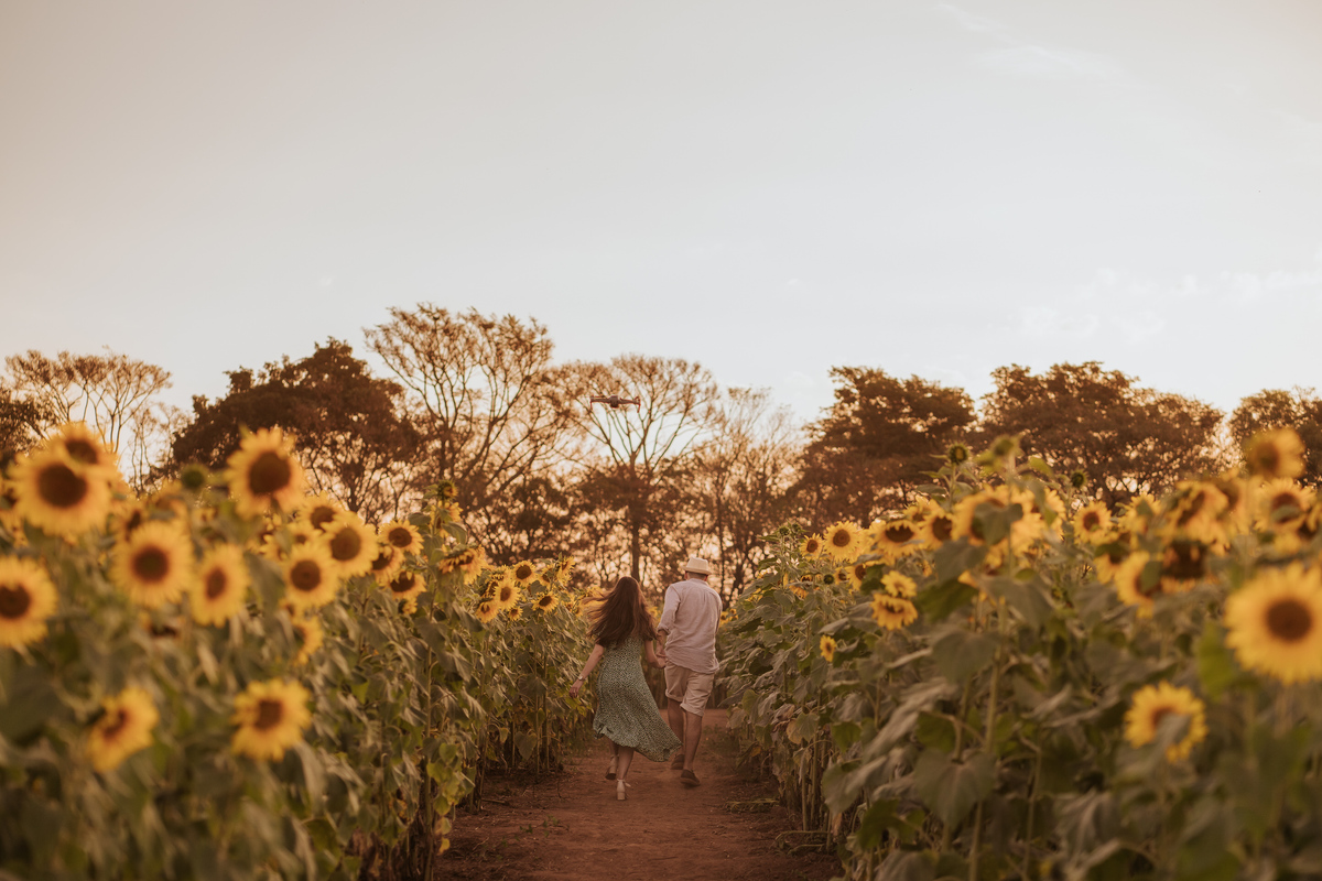 pré-wedding, wedding, ensaio fotográfico, ensaio de foto, ensaio de casal, ensaio fotográfico casal, foto de casal, ensaio externo, ensaio fotográfico em holambra, pré-wedding em holambra, holambra