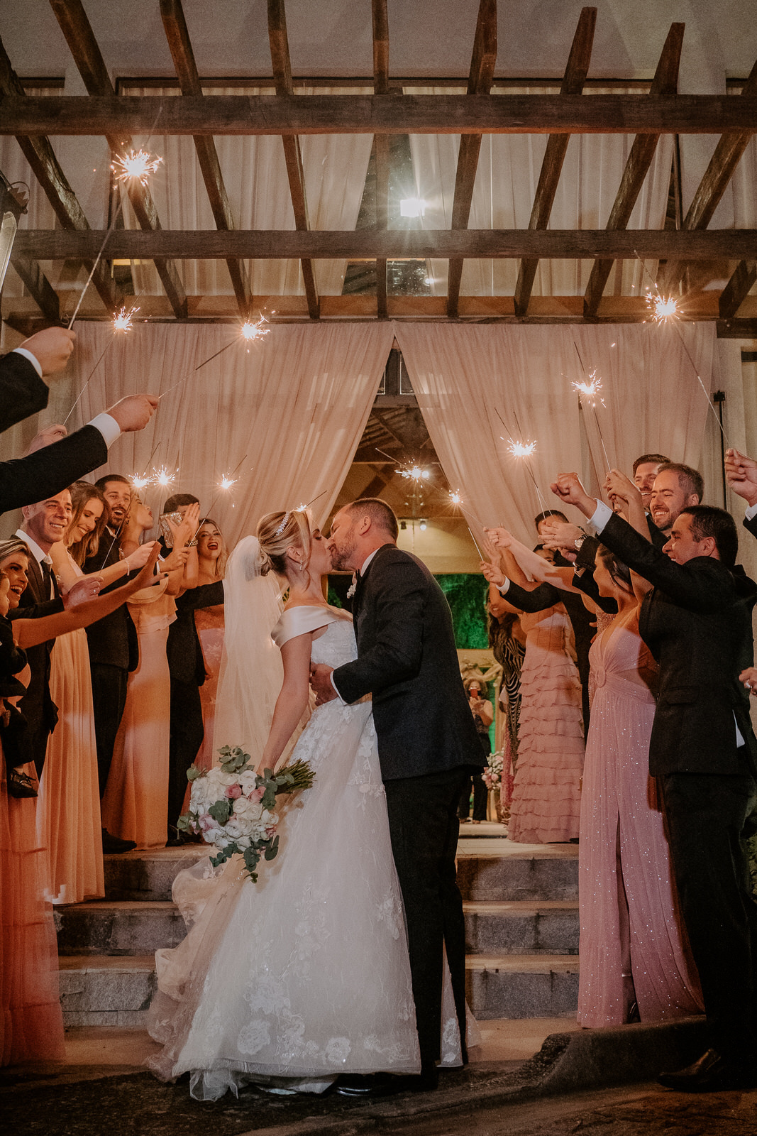 casamento, wedding, noiva, dia da noiva, bride, vestido de noiva, maquiagem de noiva, wedding dress, cerimônia de casamento, dia do noivo, madrinhas, padrinhos, wedding dress, making of, villa lyon, balada de casamento