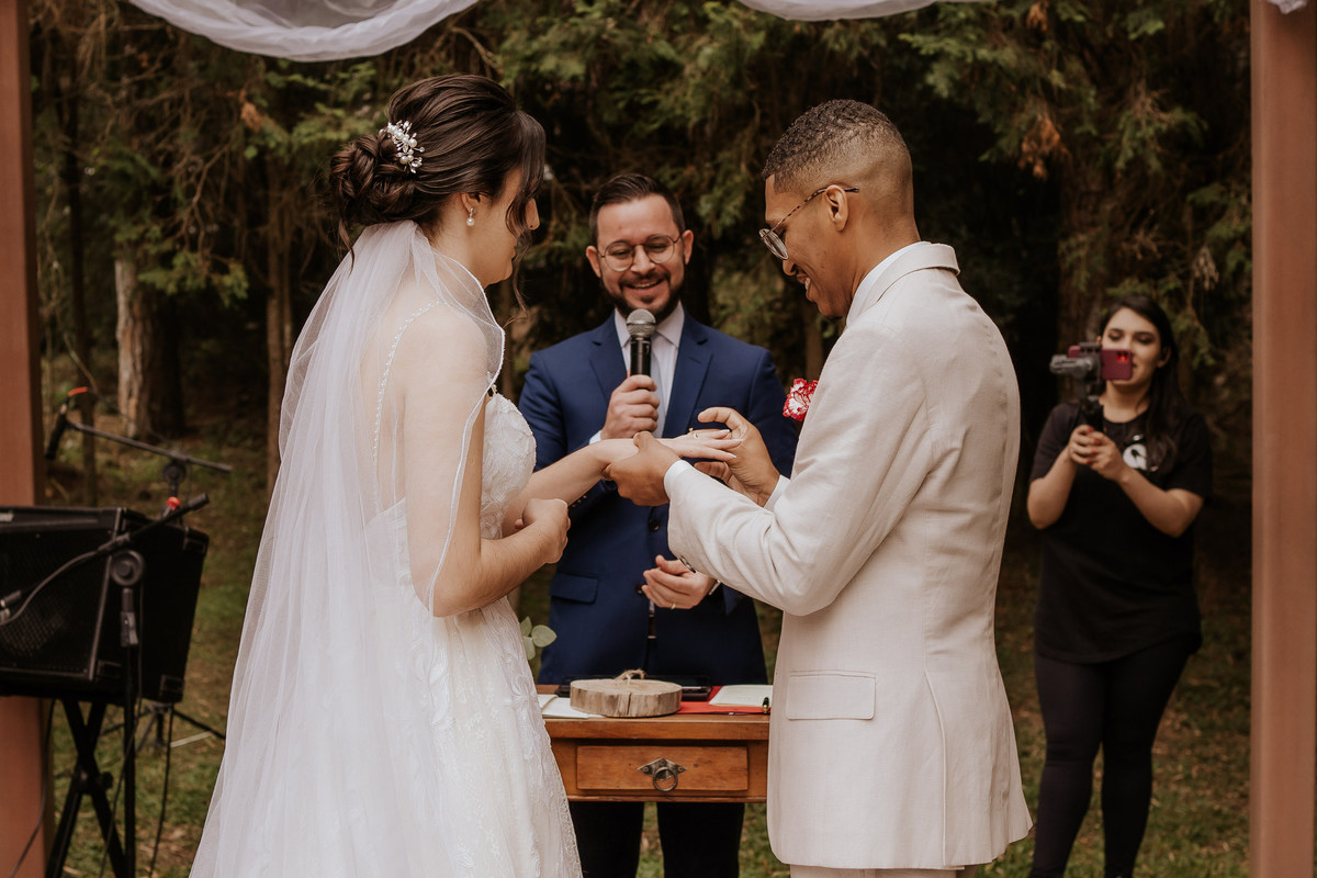 casamento, wedding, casamento no campo, casamento ao ar livre, cerimônia externa, dia da noiva, dia do noiva, casamento emocionante, dress, bride, wedding dresses, vestido de noiva, casamento interracial