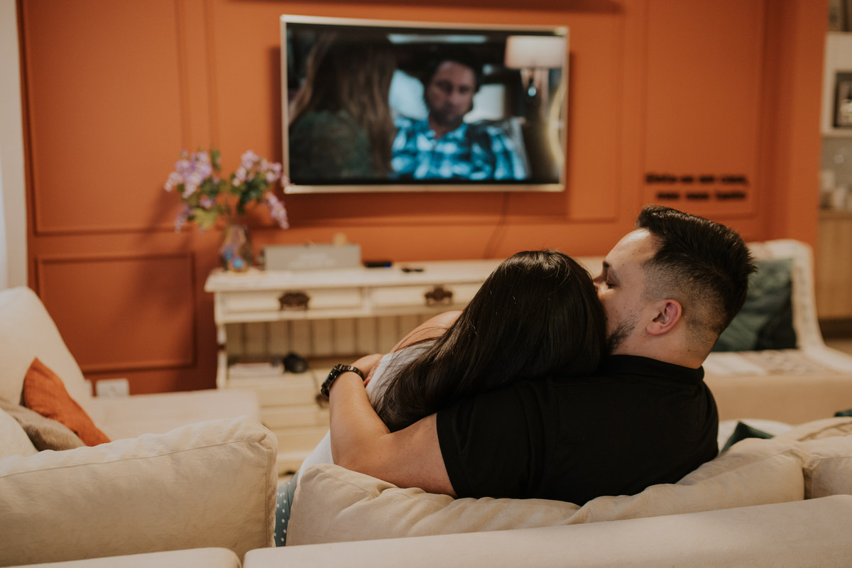 pre-wedding, pre-wedding in home, ensaio, ensaio de casal, pré-wedding em casa, casal em casa, noivos, casal na cozinha, casal cozinhando juntos, ensaio fotográfico, fotos de casal, campos do jordão