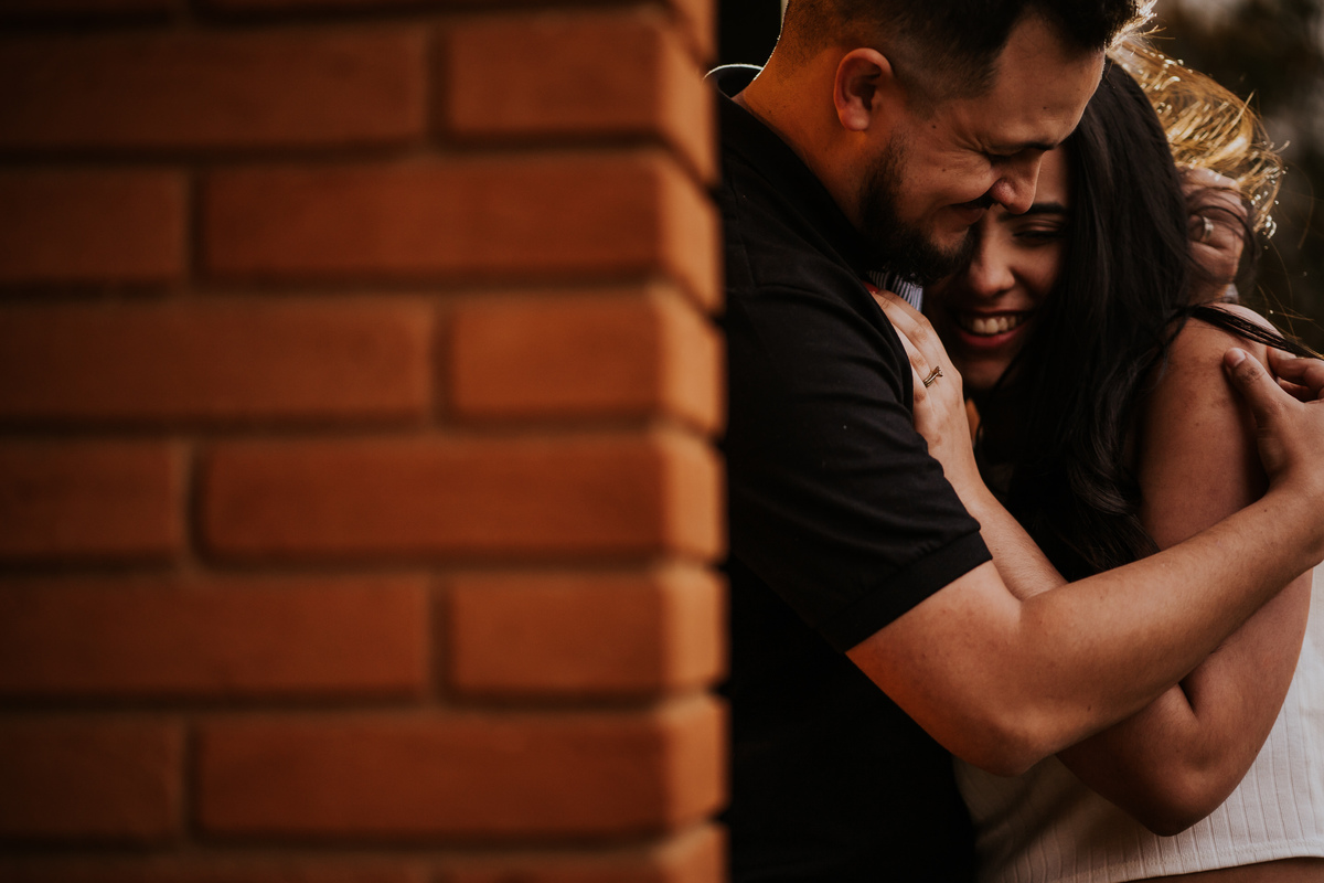 pre-wedding, pre-wedding in home, ensaio, ensaio de casal, pré-wedding em casa, casal em casa, noivos, casal na cozinha, casal cozinhando juntos, ensaio fotográfico, fotos de casal, campos do jordão