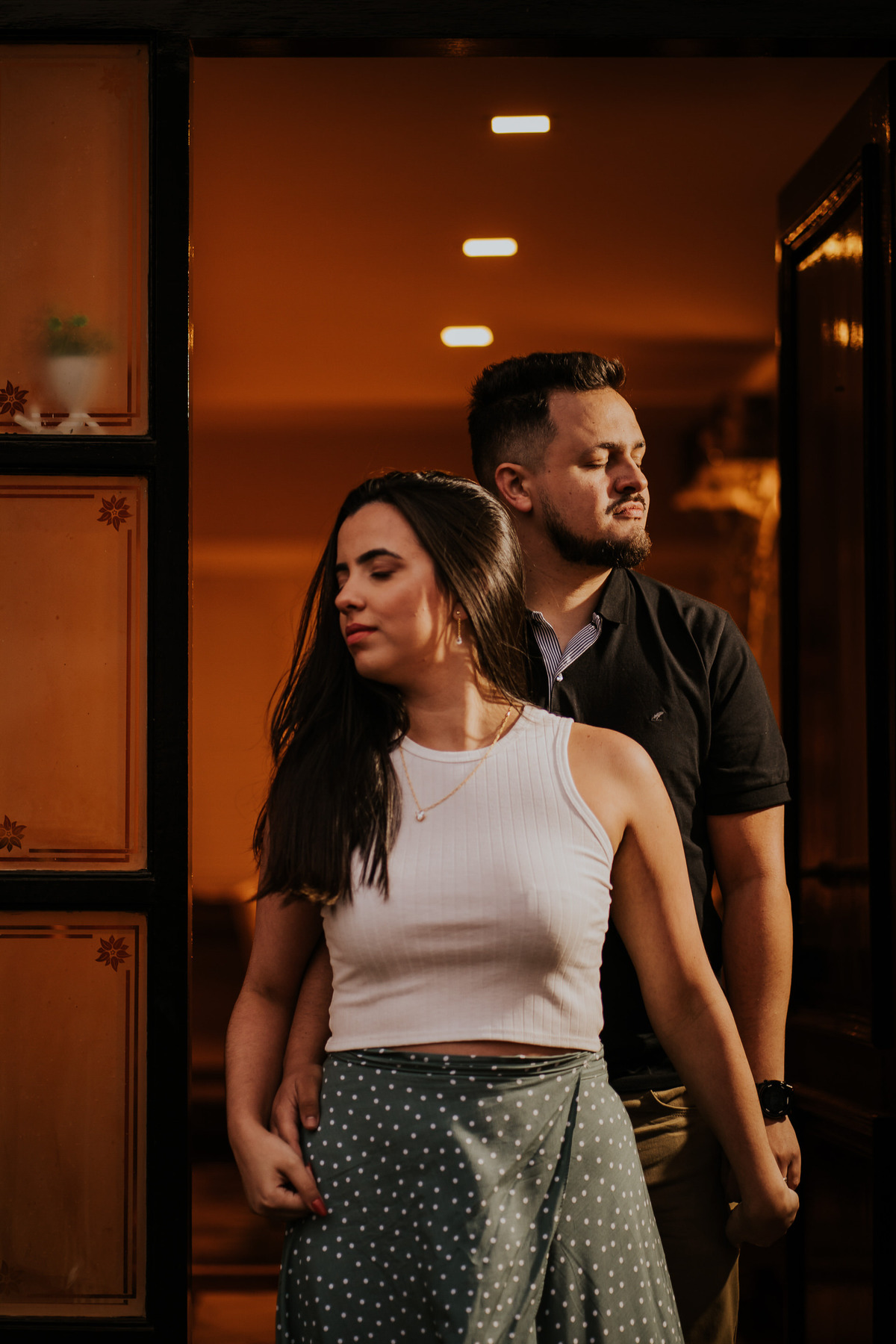 pre-wedding, pre-wedding in home, ensaio, ensaio de casal, pré-wedding em casa, casal em casa, noivos, casal na cozinha, casal cozinhando juntos, ensaio fotográfico, fotos de casal, campos do jordão