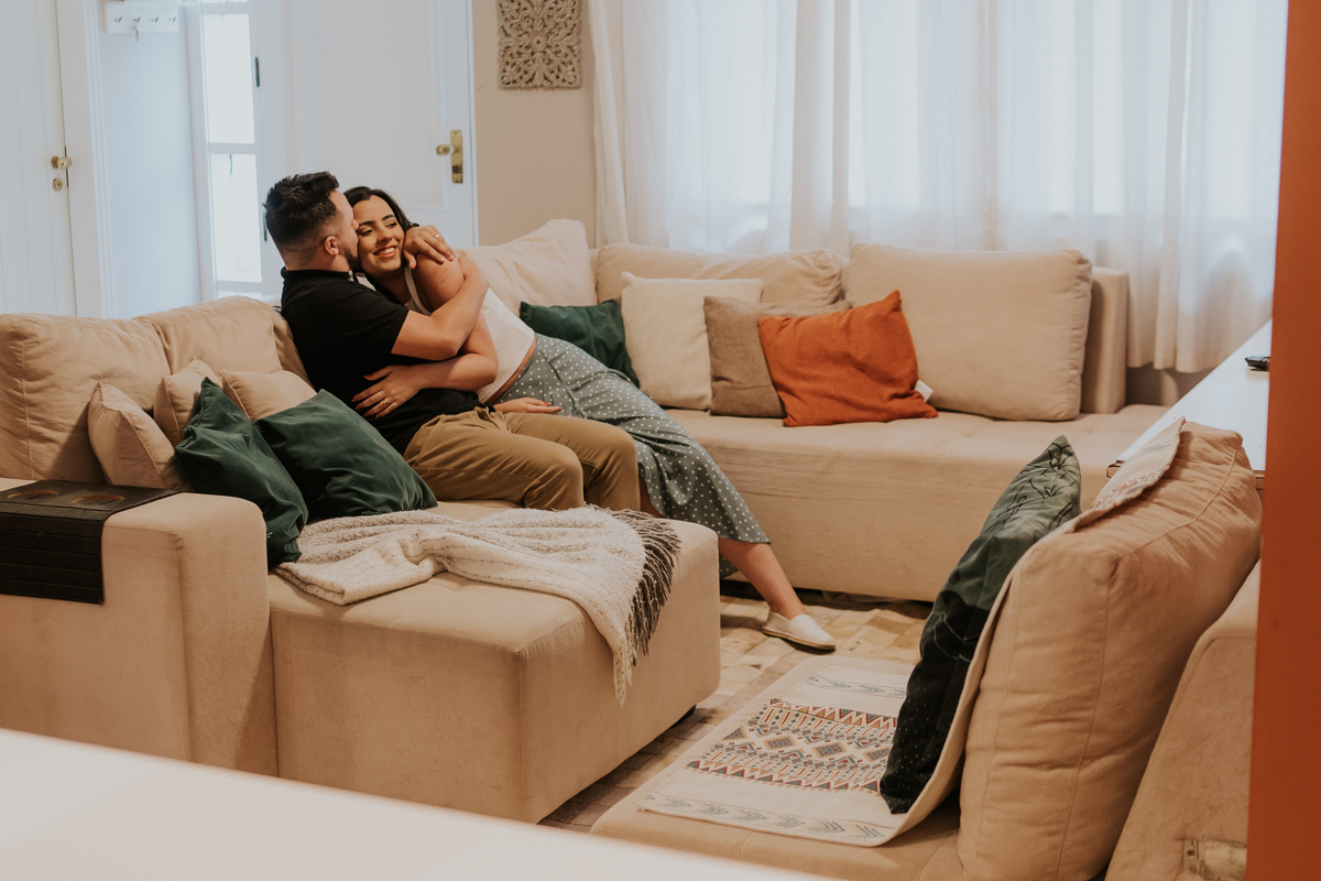 pre-wedding, pre-wedding in home, ensaio, ensaio de casal, pré-wedding em casa, casal em casa, noivos, casal na cozinha, casal cozinhando juntos, ensaio fotográfico, fotos de casal, campos do jordão