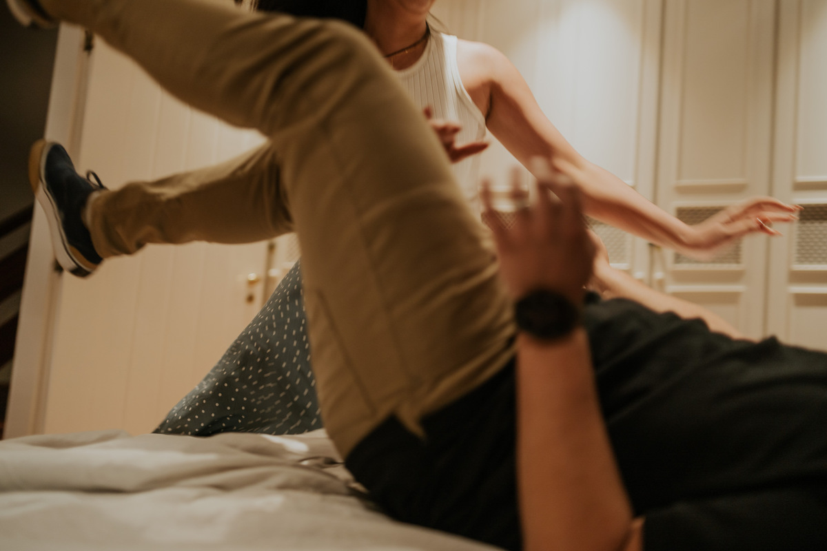 pre-wedding, pre-wedding in home, ensaio, ensaio de casal, pré-wedding em casa, casal em casa, noivos, casal na cozinha, casal cozinhando juntos, ensaio fotográfico, fotos de casal, campos do jordão