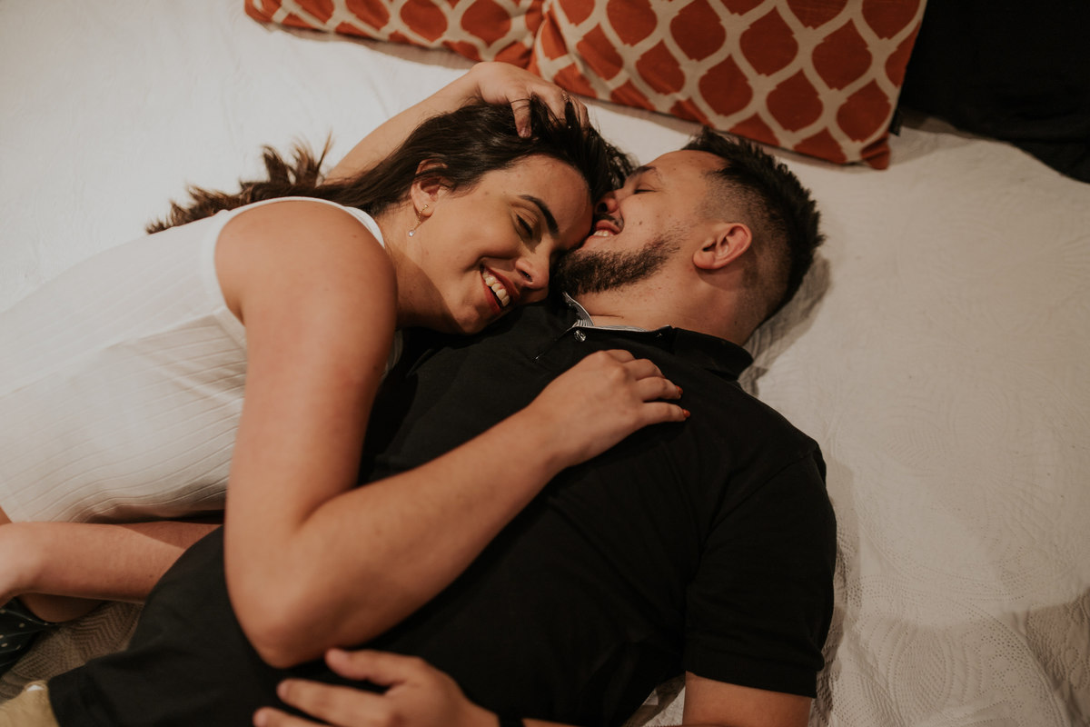 pre-wedding, pre-wedding in home, ensaio, ensaio de casal, pré-wedding em casa, casal em casa, noivos, casal na cozinha, casal cozinhando juntos, ensaio fotográfico, fotos de casal, campos do jordão