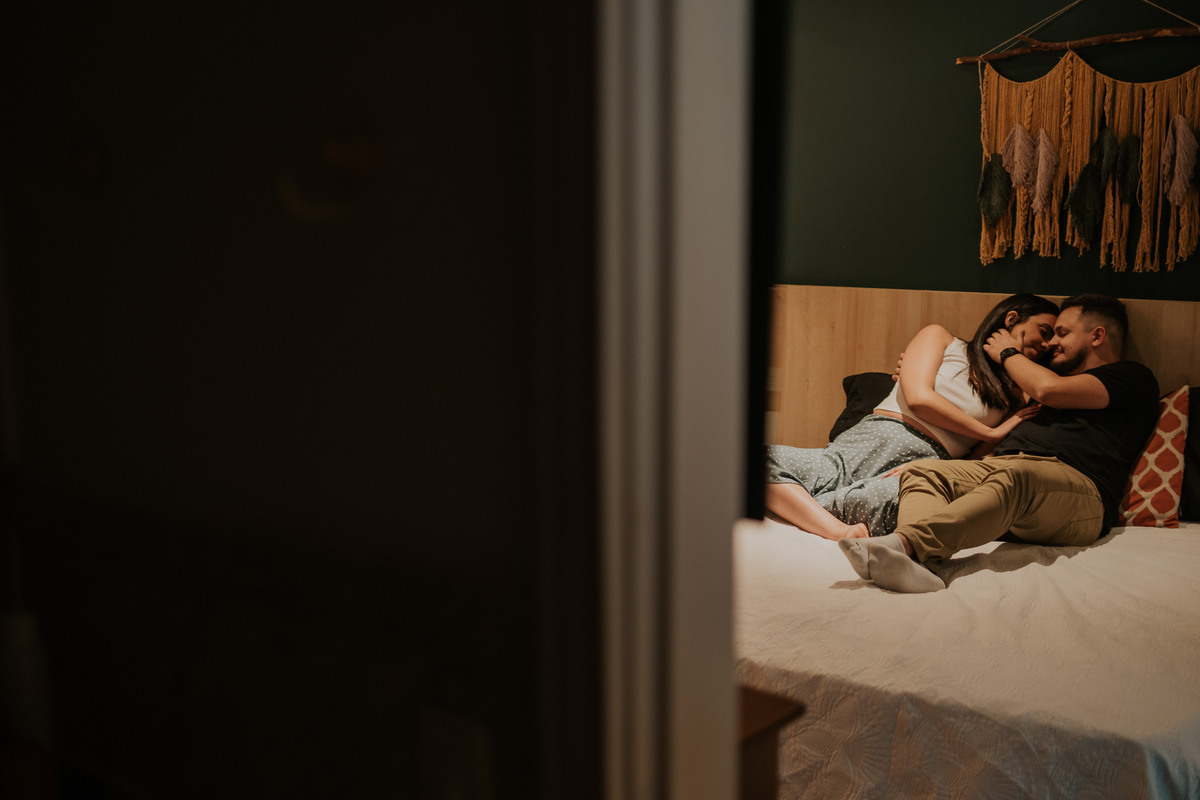 pre-wedding, pre-wedding in home, ensaio, ensaio de casal, pré-wedding em casa, casal em casa, noivos, casal na cozinha, casal cozinhando juntos, ensaio fotográfico, fotos de casal, campos do jordão