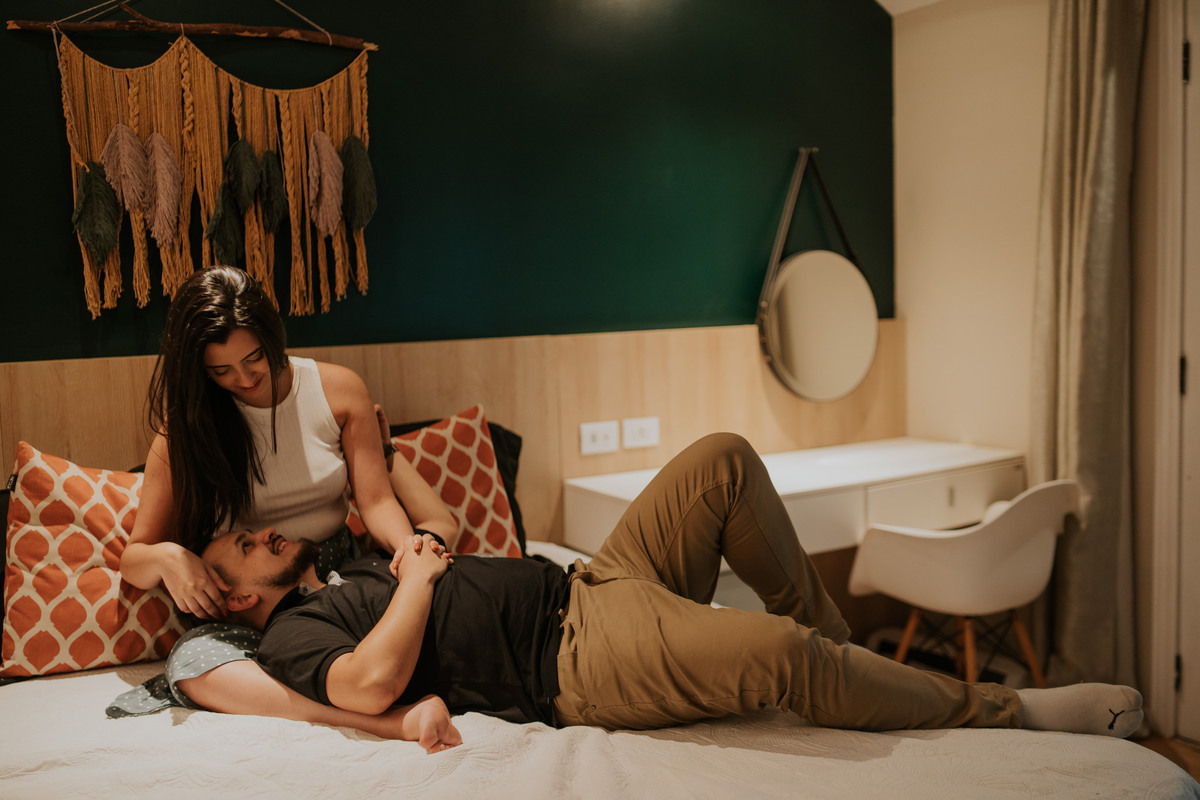 pre-wedding, pre-wedding in home, ensaio, ensaio de casal, pré-wedding em casa, casal em casa, noivos, casal na cozinha, casal cozinhando juntos, ensaio fotográfico, fotos de casal, campos do jordão