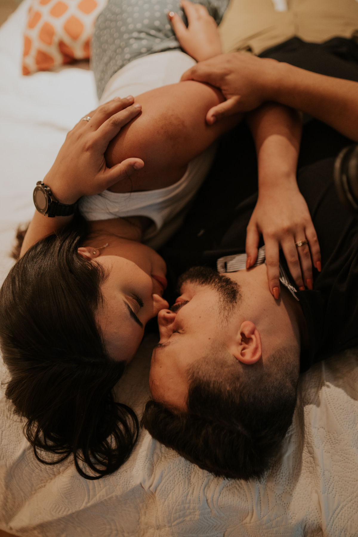 pre-wedding, pre-wedding in home, ensaio, ensaio de casal, pré-wedding em casa, casal em casa, noivos, casal na cozinha, casal cozinhando juntos, ensaio fotográfico, fotos de casal, campos do jordão