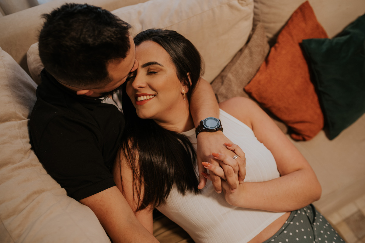 pre-wedding, pre-wedding in home, ensaio, ensaio de casal, pré-wedding em casa, casal em casa, noivos, casal na cozinha, casal cozinhando juntos, ensaio fotográfico, fotos de casal, campos do jordão