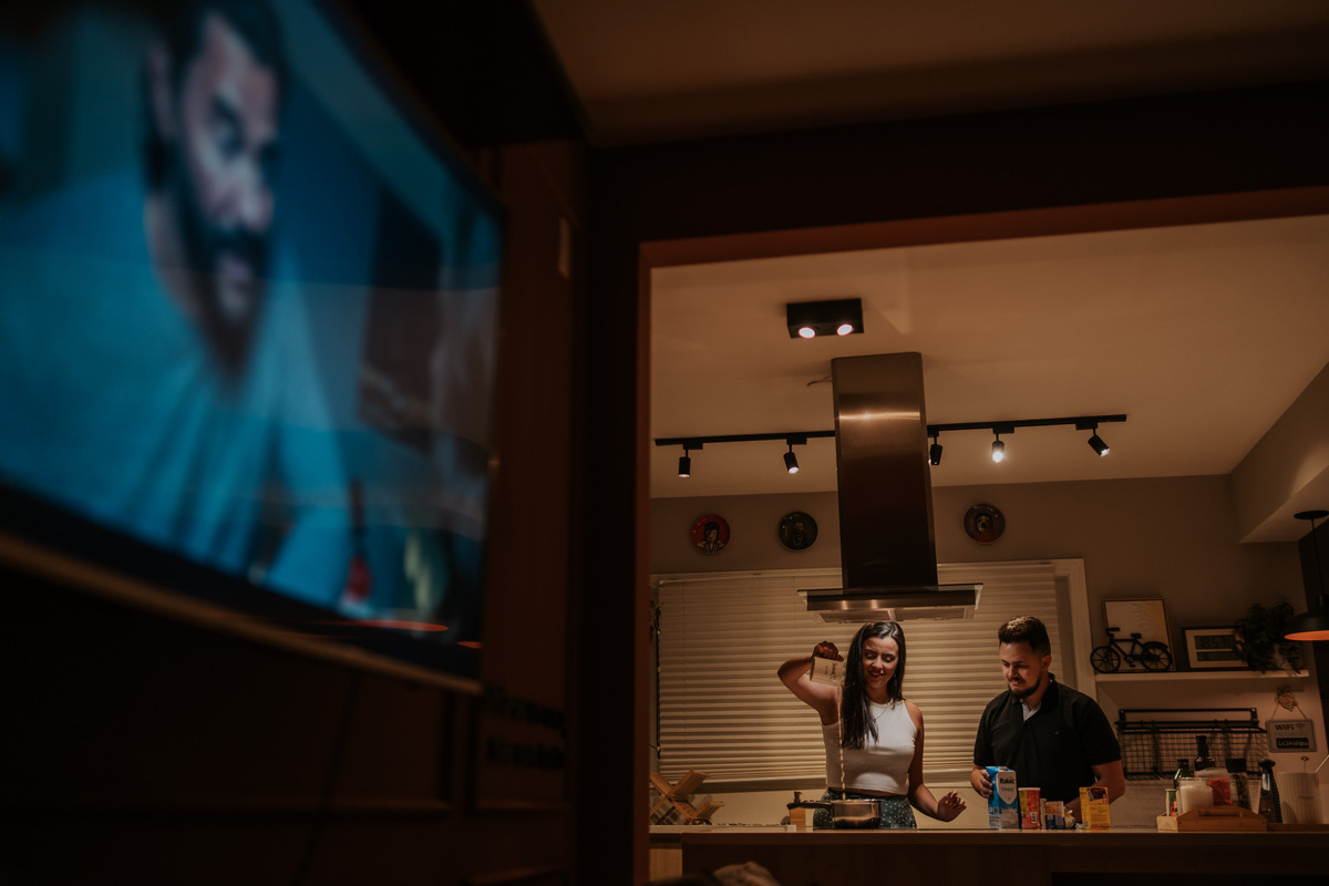 pre-wedding, pre-wedding in home, ensaio, ensaio de casal, pré-wedding em casa, casal em casa, noivos, casal na cozinha, casal cozinhando juntos, ensaio fotográfico, fotos de casal, campos do jordão