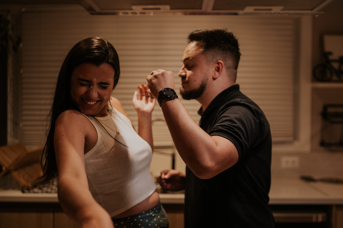 pre-wedding, pre-wedding in home, ensaio, ensaio de casal, pré-wedding em casa, casal em casa, noivos, casal na cozinha, casal cozinhando juntos, ensaio fotográfico, fotos de casal, campos do jordão