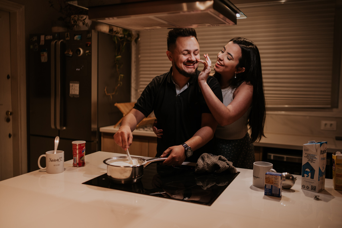 pre-wedding, pre-wedding in home, ensaio, ensaio de casal, pré-wedding em casa, casal em casa, noivos, casal na cozinha, casal cozinhando juntos, ensaio fotográfico, fotos de casal, campos do jordão