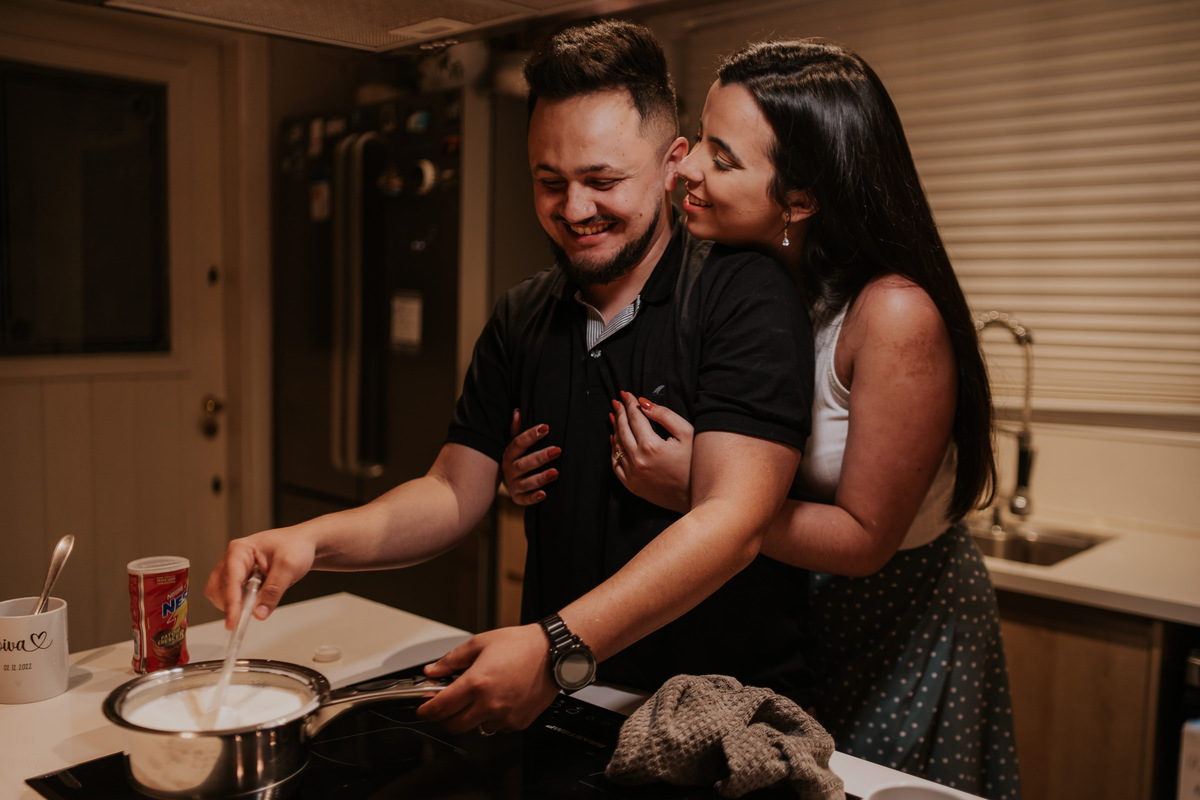 pre-wedding, pre-wedding in home, ensaio, ensaio de casal, pré-wedding em casa, casal em casa, noivos, casal na cozinha, casal cozinhando juntos, ensaio fotográfico, fotos de casal, campos do jordão