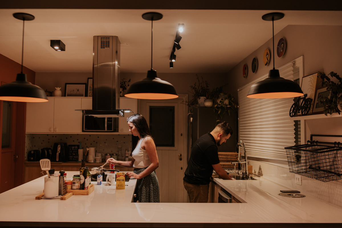 pre-wedding, pre-wedding in home, ensaio, ensaio de casal, pré-wedding em casa, casal em casa, noivos, casal na cozinha, casal cozinhando juntos, ensaio fotográfico, fotos de casal, campos do jordão