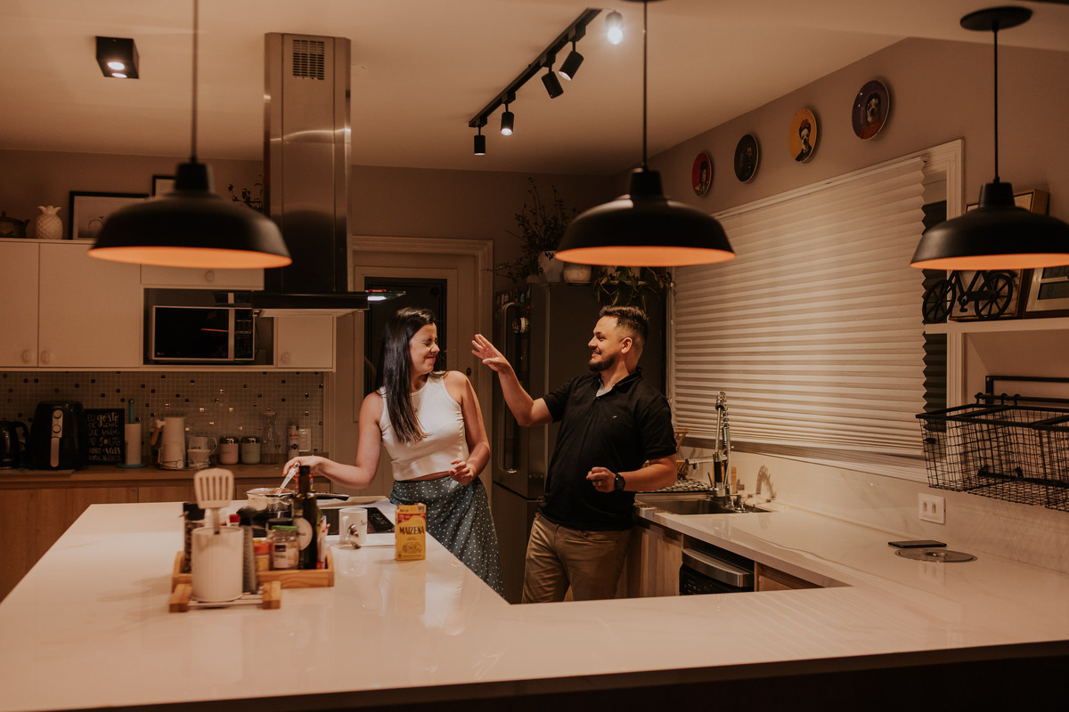 pre-wedding, pre-wedding in home, ensaio, ensaio de casal, pré-wedding em casa, casal em casa, noivos, casal na cozinha, casal cozinhando juntos, ensaio fotográfico, fotos de casal, campos do jordão