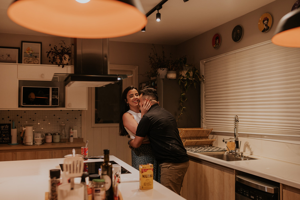 pre-wedding, pre-wedding in home, ensaio, ensaio de casal, pré-wedding em casa, casal em casa, noivos, casal na cozinha, casal cozinhando juntos, ensaio fotográfico, fotos de casal, campos do jordão