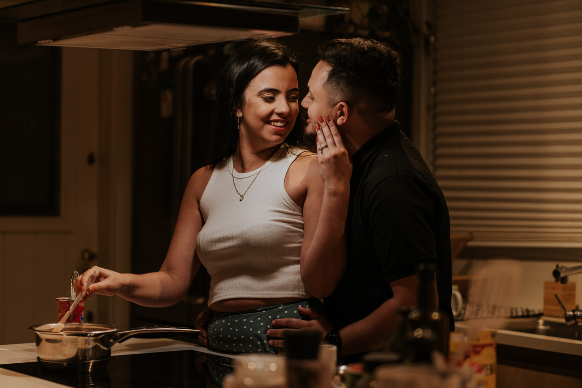 pre-wedding, pre-wedding in home, ensaio, ensaio de casal, pré-wedding em casa, casal em casa, noivos, casal na cozinha, casal cozinhando juntos, ensaio fotográfico, fotos de casal, campos do jordão