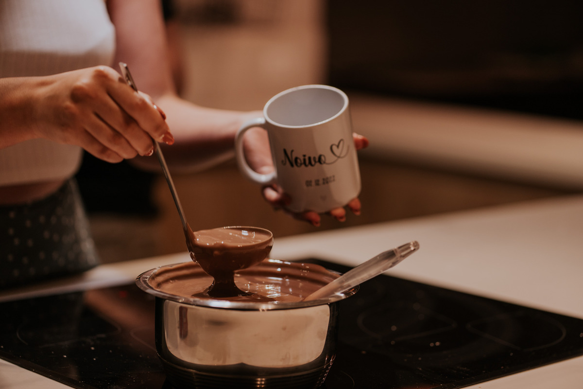 pre-wedding, pre-wedding in home, ensaio, ensaio de casal, pré-wedding em casa, casal em casa, noivos, casal na cozinha, casal cozinhando juntos, ensaio fotográfico, fotos de casal, campos do jordão