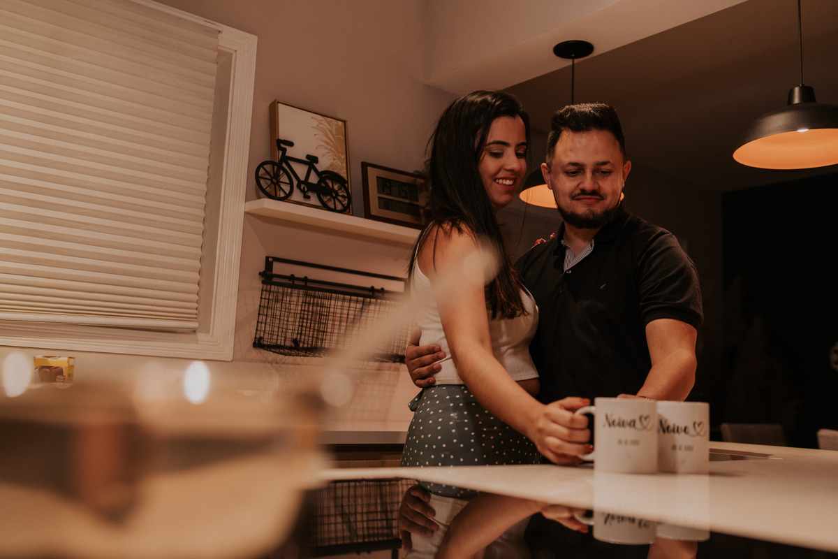 pre-wedding, pre-wedding in home, ensaio, ensaio de casal, pré-wedding em casa, casal em casa, noivos, casal na cozinha, casal cozinhando juntos, ensaio fotográfico, fotos de casal, campos do jordão