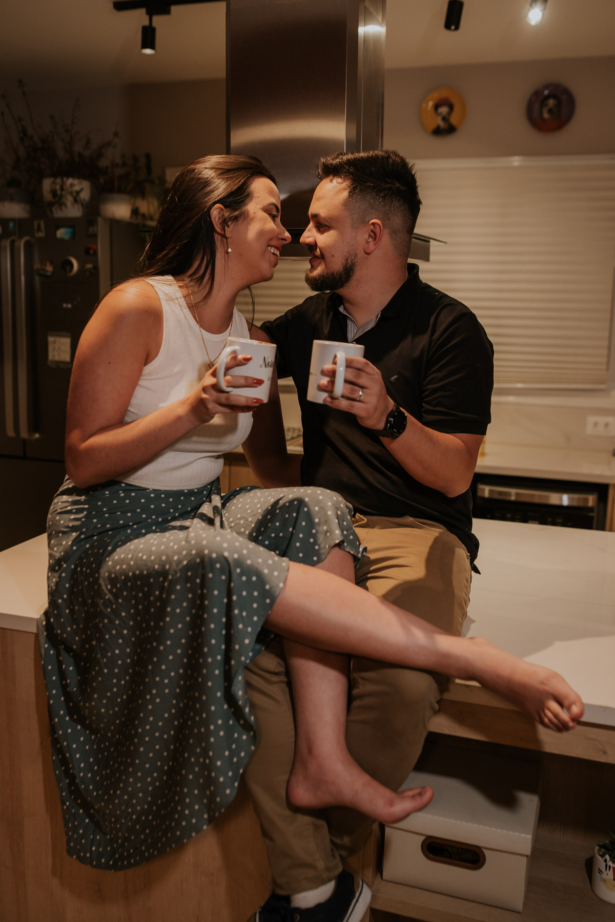 pre-wedding, pre-wedding in home, ensaio, ensaio de casal, pré-wedding em casa, casal em casa, noivos, casal na cozinha, casal cozinhando juntos, ensaio fotográfico, fotos de casal, campos do jordão