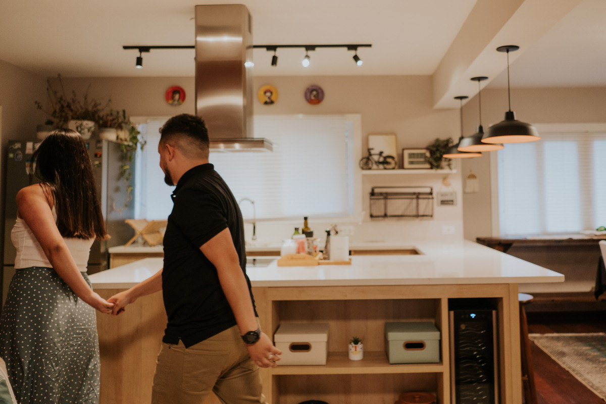 pre-wedding, pre-wedding in home, ensaio, ensaio de casal, pré-wedding em casa, casal em casa, noivos, casal na cozinha, casal cozinhando juntos, ensaio fotográfico, fotos de casal, campos do jordão