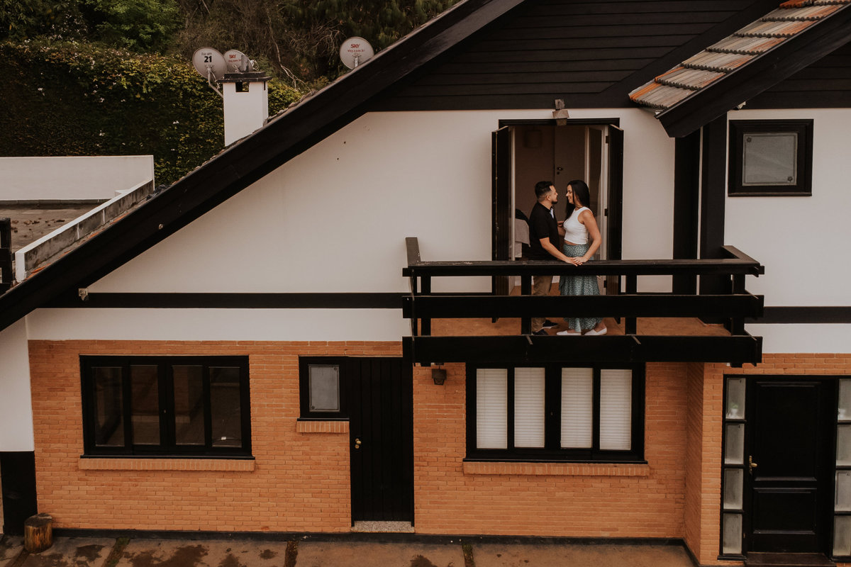 pre-wedding, pre-wedding in home, ensaio, ensaio de casal, pré-wedding em casa, casal em casa, noivos, casal na cozinha, casal cozinhando juntos, ensaio fotográfico, fotos de casal, campos do jordão