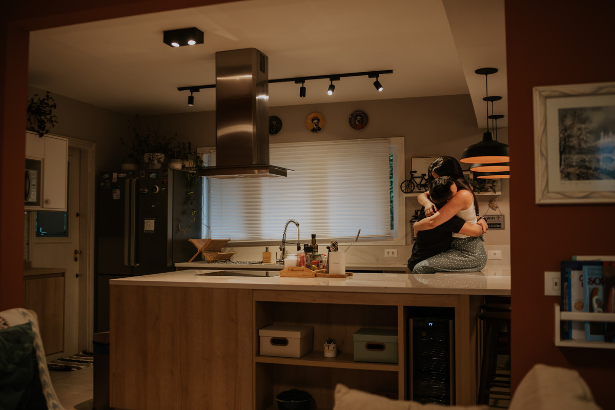 pre-wedding, pre-wedding in home, ensaio, ensaio de casal, pré-wedding em casa, casal em casa, noivos, casal na cozinha, casal cozinhando juntos, ensaio fotográfico, fotos de casal, campos do jordão