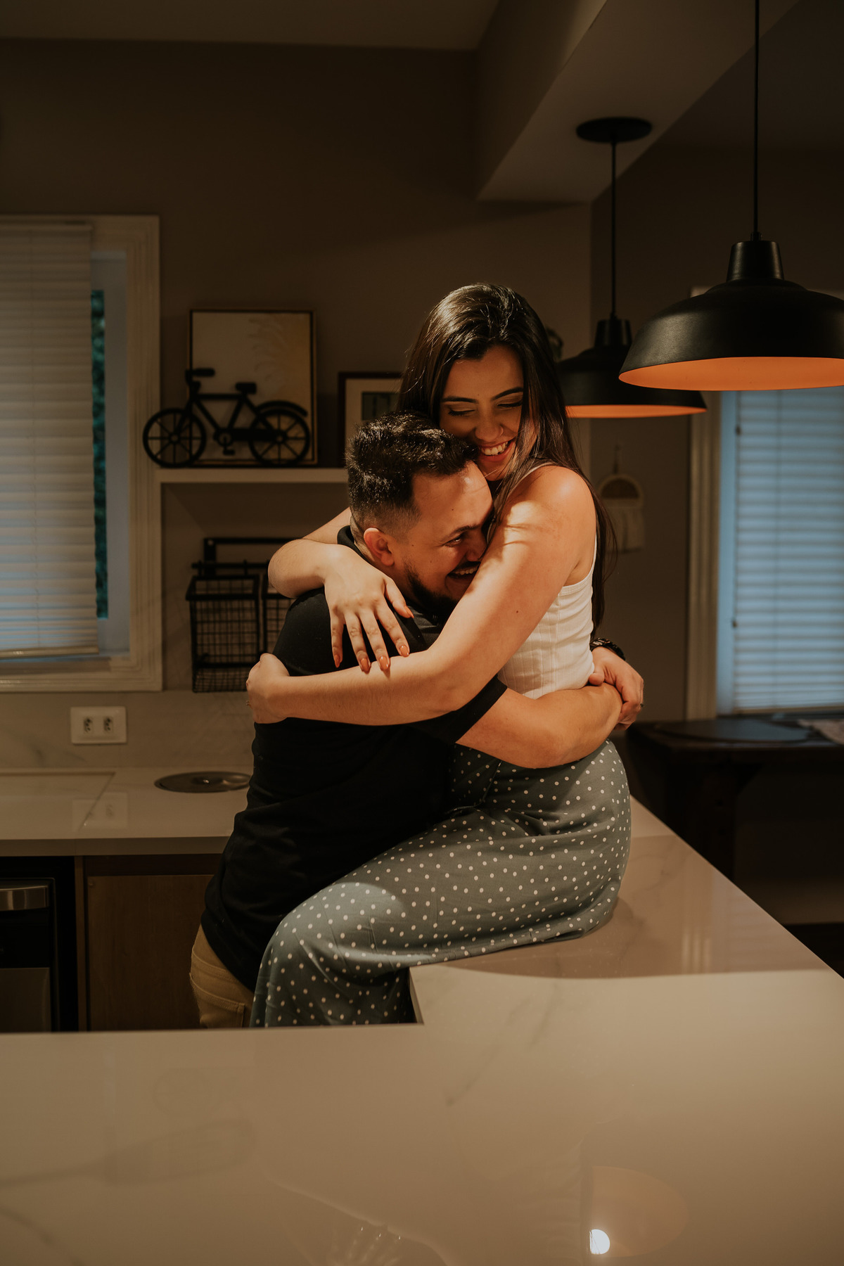 pre-wedding, pre-wedding in home, ensaio, ensaio de casal, pré-wedding em casa, casal em casa, noivos, casal na cozinha, casal cozinhando juntos, ensaio fotográfico, fotos de casal, campos do jordão