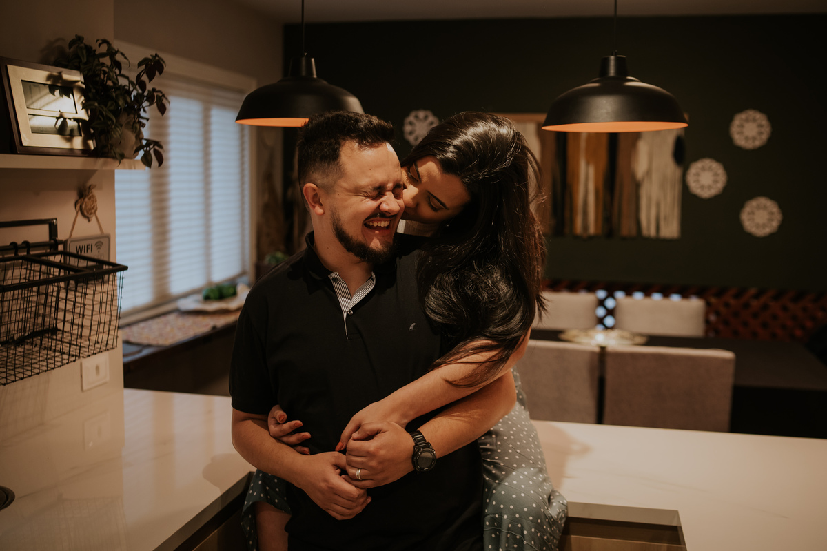 pre-wedding, pre-wedding in home, ensaio, ensaio de casal, pré-wedding em casa, casal em casa, noivos, casal na cozinha, casal cozinhando juntos, ensaio fotográfico, fotos de casal, campos do jordão