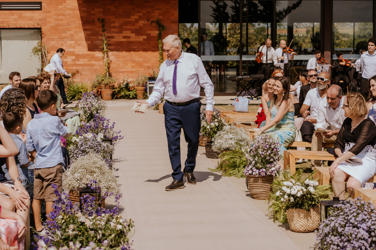 casamento no campo, casamento ao ar livre, cerimônia externa, dia da noiva, casamento emocionante, dress, bride, wedding dresses, vestido de noiva, sapato de noiva sem salto, chez bisutti club med, wedding, casamento, foto de casamento