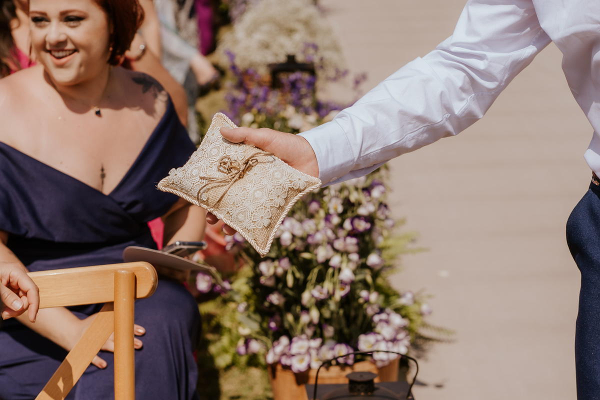 casamento no campo, casamento ao ar livre, cerimônia externa, dia da noiva, casamento emocionante, dress, bride, wedding dresses, vestido de noiva, sapato de noiva sem salto, chez bisutti club med, wedding, casamento, foto de casamento