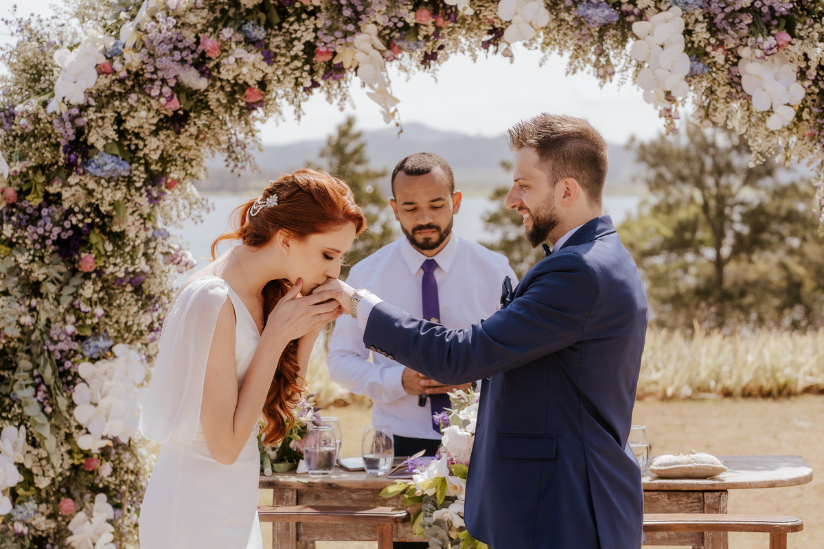 casamento no campo, casamento ao ar livre, cerimônia externa, dia da noiva, casamento emocionante, dress, bride, wedding dresses, vestido de noiva, sapato de noiva sem salto, chez bisutti club med, wedding, casamento, foto de casamento