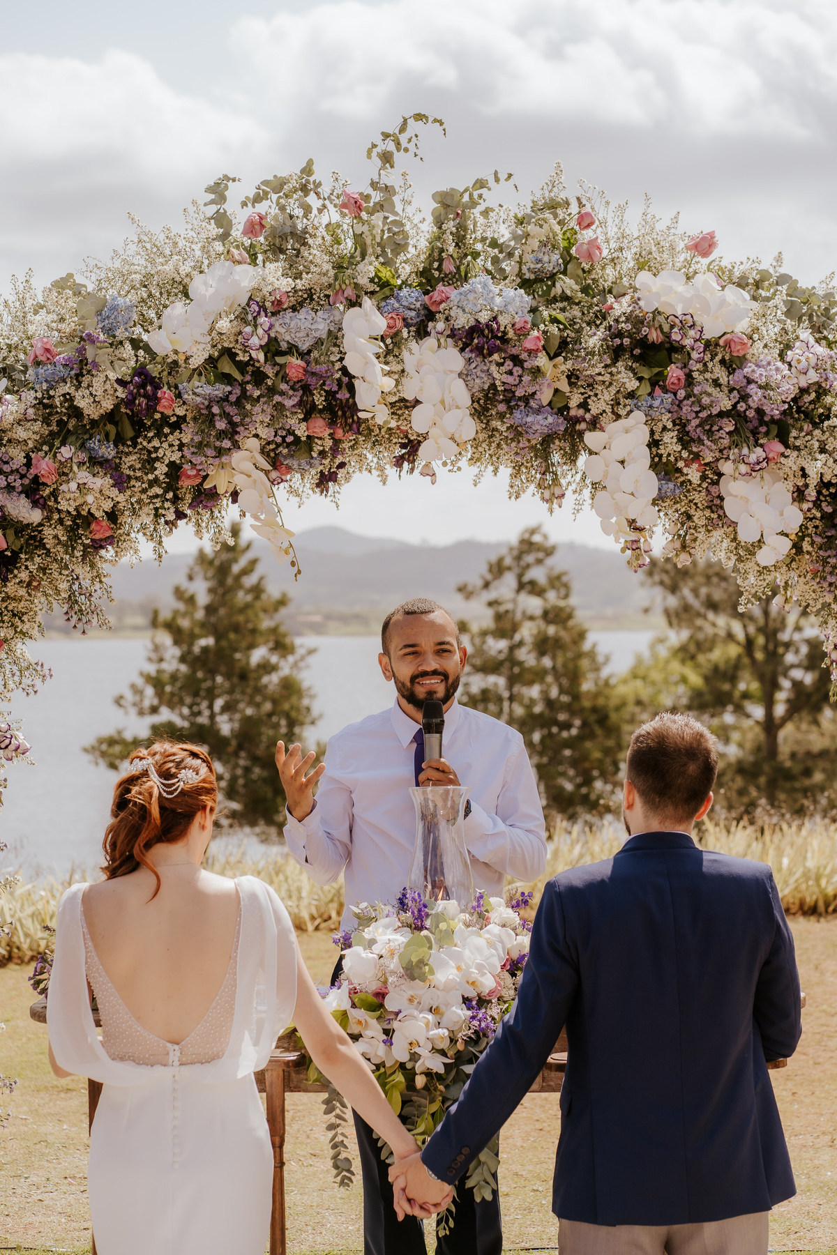 casamento no campo, casamento ao ar livre, cerimônia externa, dia da noiva, casamento emocionante, dress, bride, wedding dresses, vestido de noiva, sapato de noiva sem salto, chez bisutti club med, wedding, casamento, foto de casamento