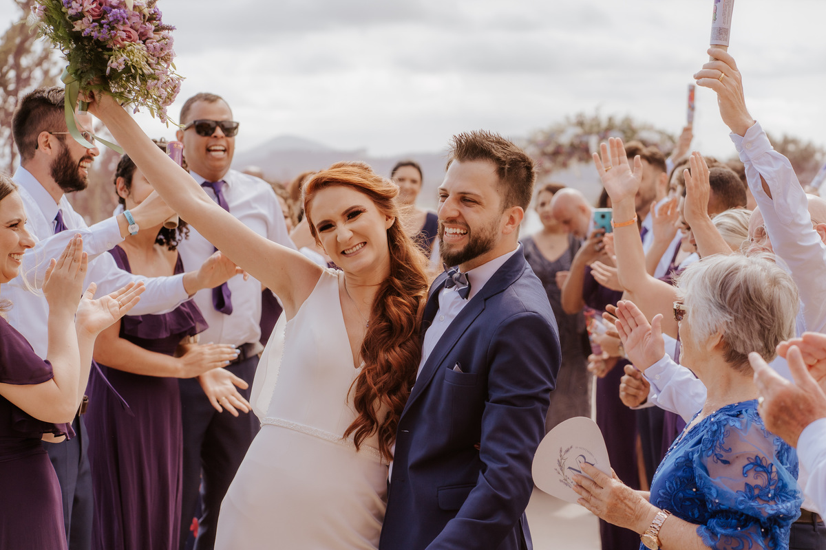 casamento no campo, casamento ao ar livre, cerimônia externa, dia da noiva, casamento emocionante, dress, bride, wedding dresses, vestido de noiva, sapato de noiva sem salto, chez bisutti club med, wedding, casamento, foto de casamento