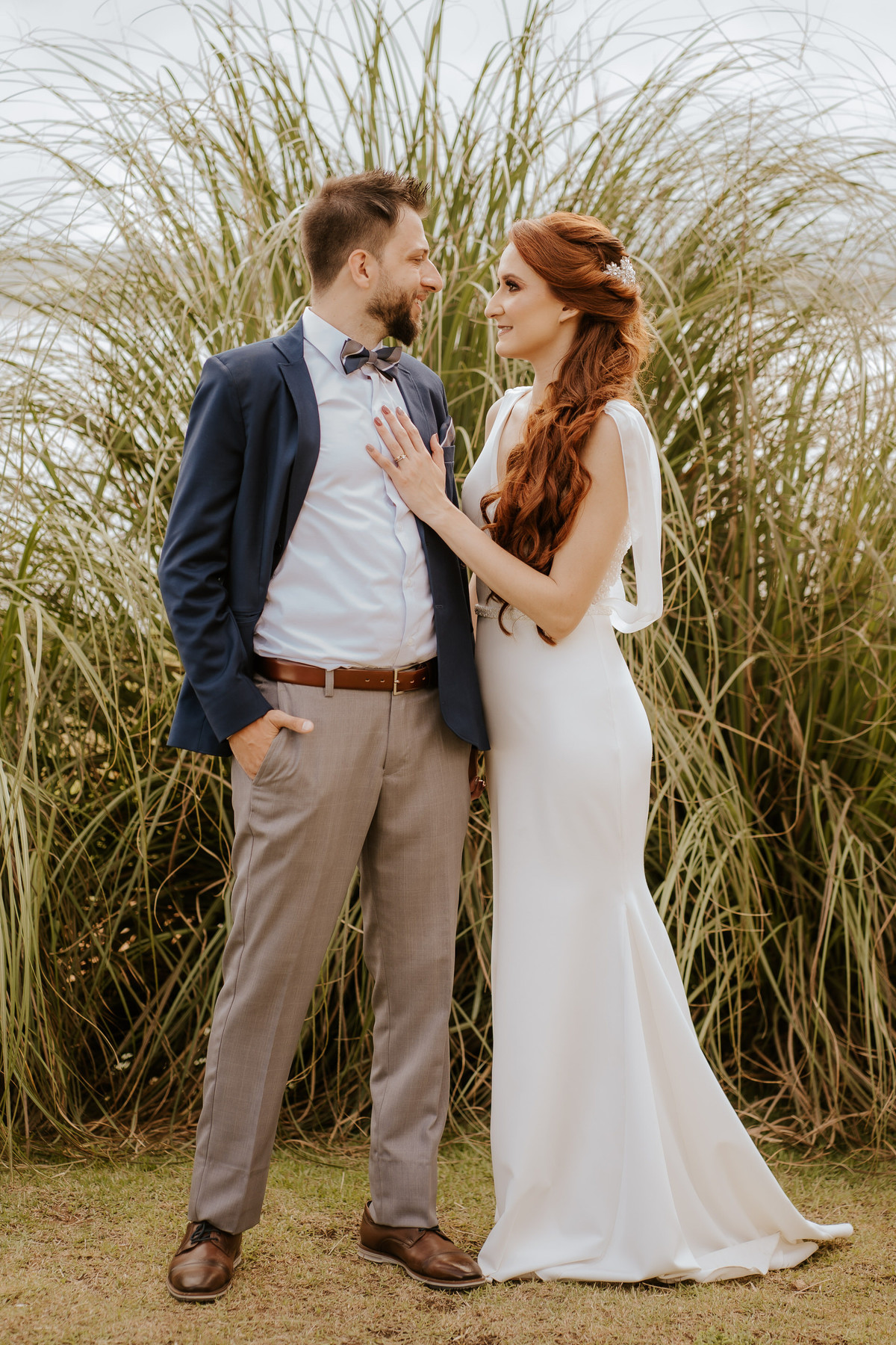 casamento no campo, casamento ao ar livre, cerimônia externa, dia da noiva, casamento emocionante, dress, bride, wedding dresses, vestido de noiva, sapato de noiva sem salto, chez bisutti club med, wedding, casamento, foto de casamento