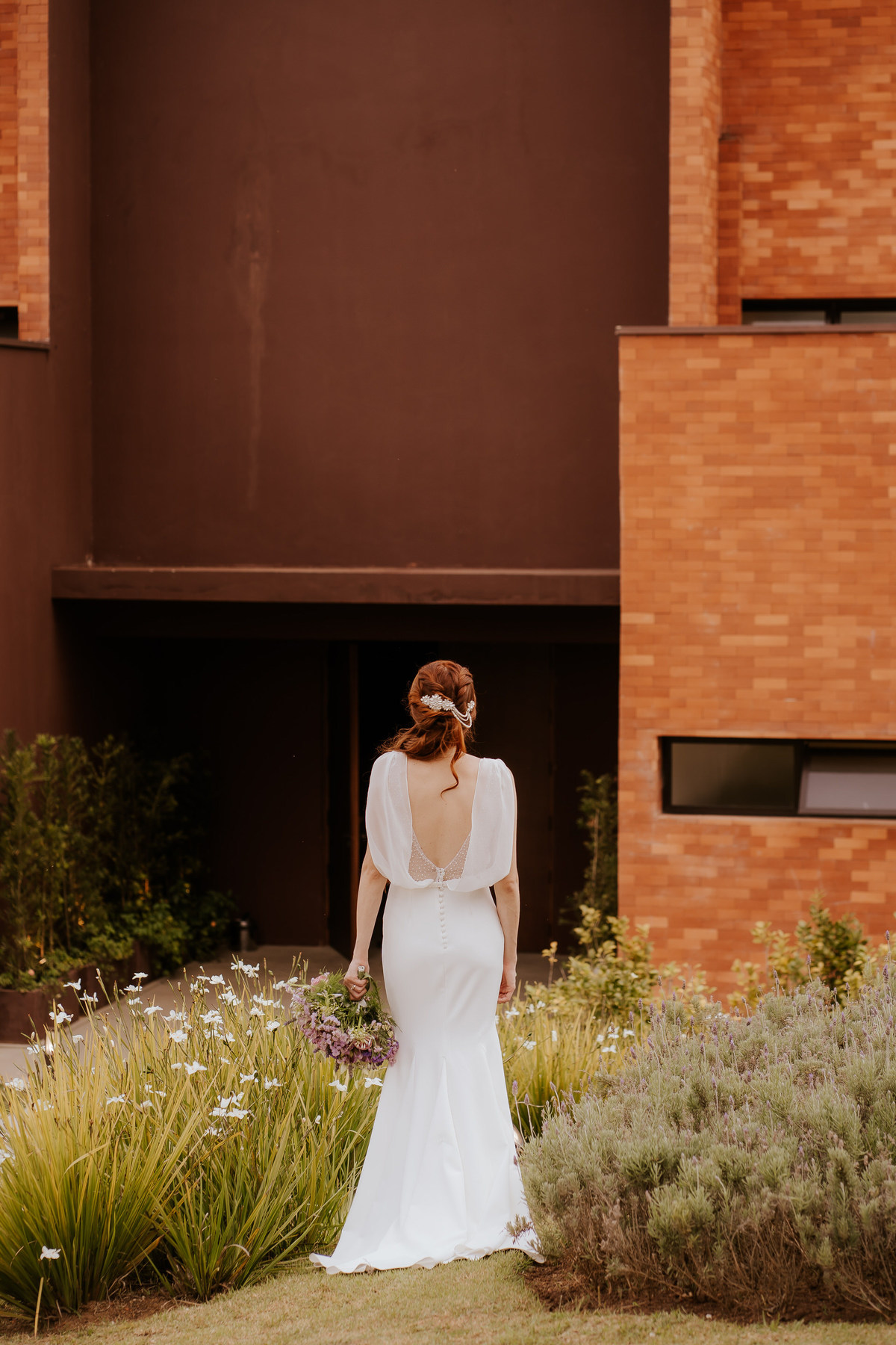 casamento no campo, casamento ao ar livre, cerimônia externa, dia da noiva, casamento emocionante, dress, bride, wedding dresses, vestido de noiva, sapato de noiva sem salto, chez bisutti club med, wedding, casamento, foto de casamento