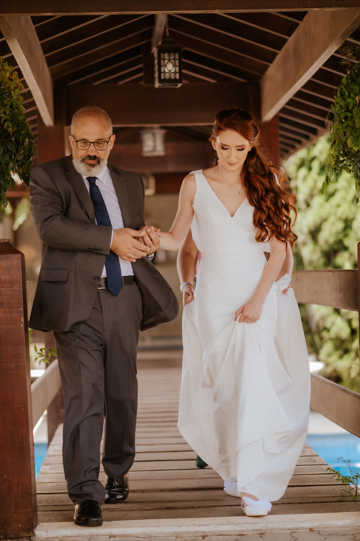 casamento no campo, casamento ao ar livre, cerimônia externa, dia da noiva, casamento emocionante, dress, bride, wedding dresses, vestido de noiva, sapato de noiva sem salto, chez bisutti club med, wedding, casamento, foto de casamento