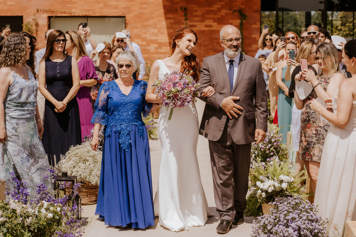 casamento no campo, casamento ao ar livre, cerimônia externa, dia da noiva, casamento emocionante, dress, bride, wedding dresses, vestido de noiva, sapato de noiva sem salto, chez bisutti club med, wedding, casamento, foto de casamento