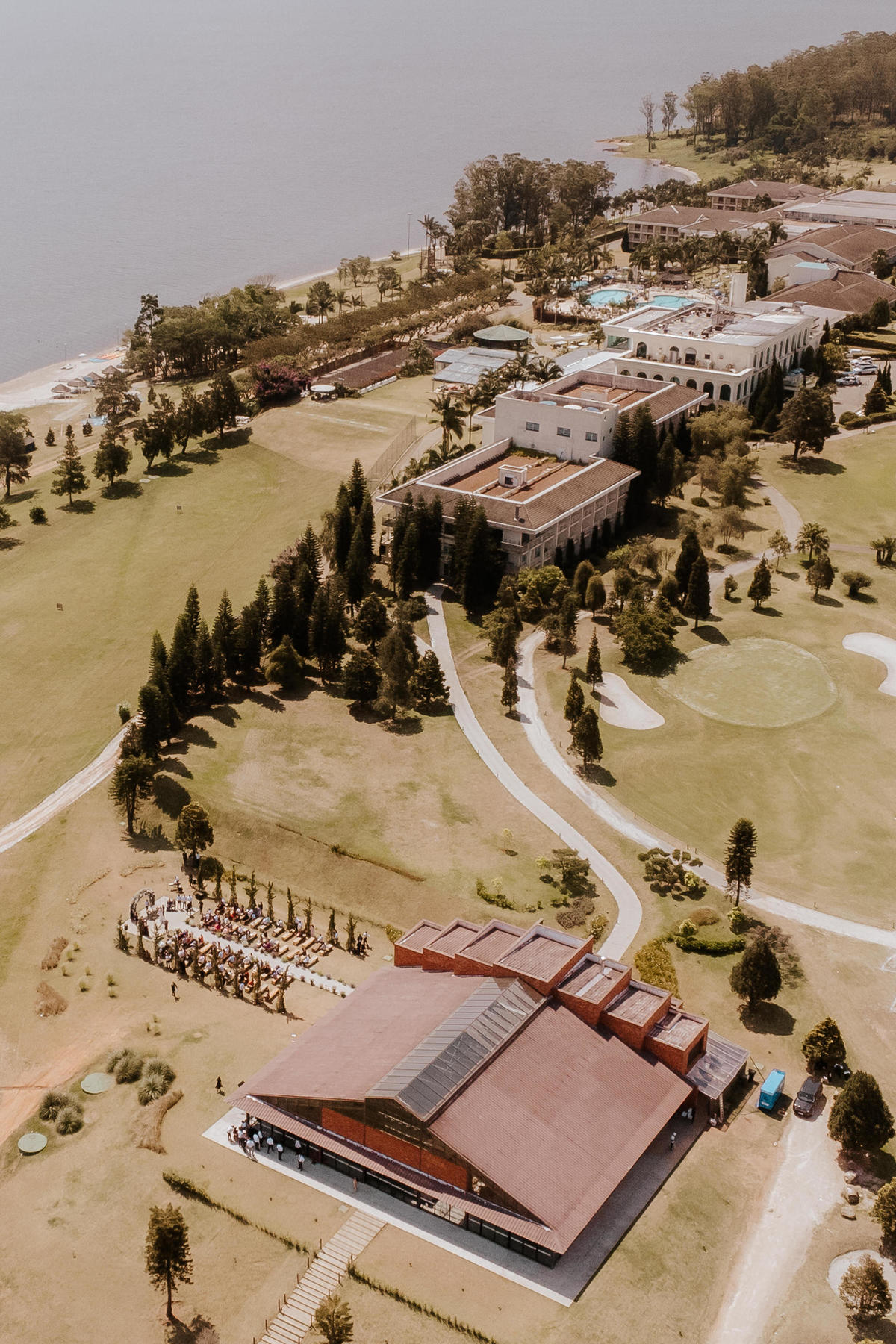 casamento no campo, casamento ao ar livre, cerimônia externa, dia da noiva, casamento emocionante, dress, bride, wedding dresses, vestido de noiva, sapato de noiva sem salto, chez bisutti club med, wedding, casamento, foto de casamento