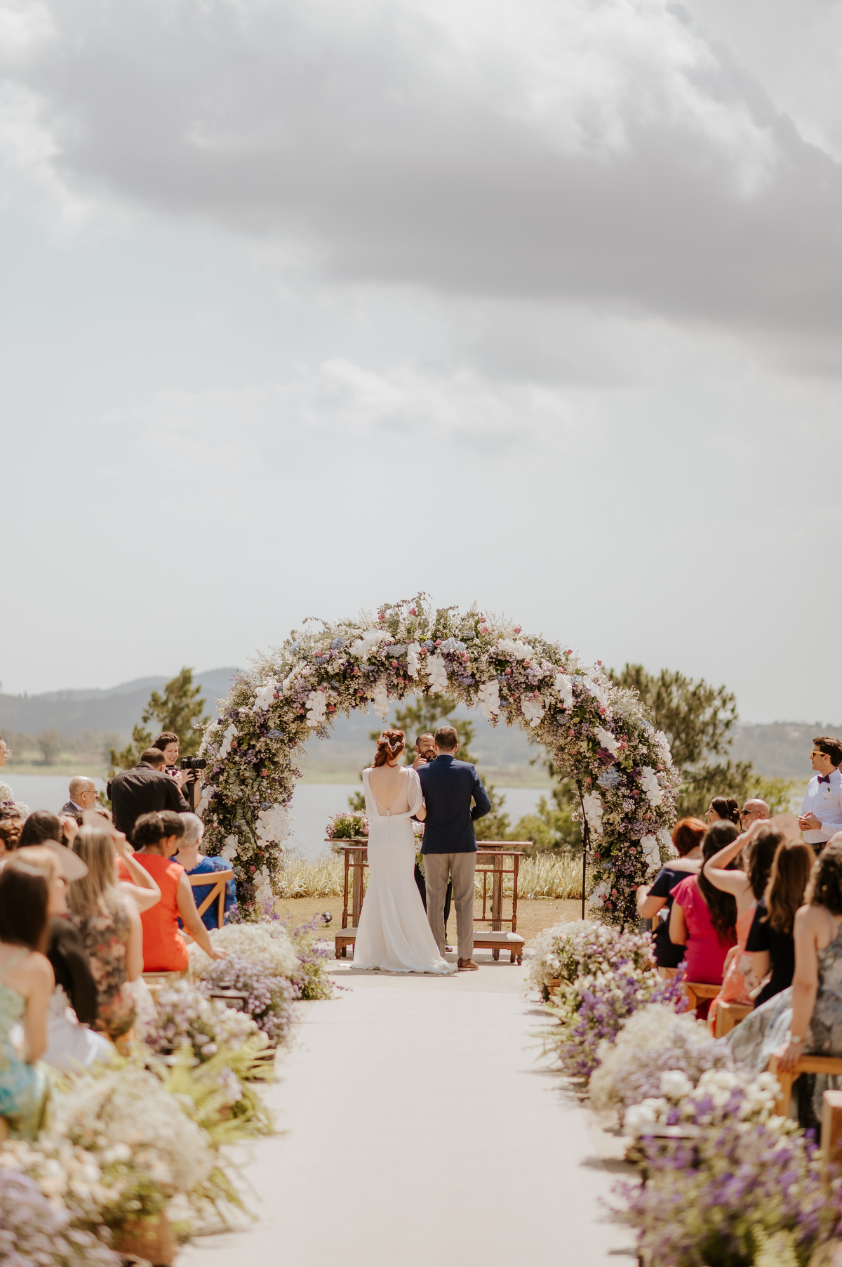 casamento no campo, casamento ao ar livre, cerimônia externa, dia da noiva, casamento emocionante, dress, bride, wedding dresses, vestido de noiva, sapato de noiva sem salto, chez bisutti club med, wedding, casamento, foto de casamento