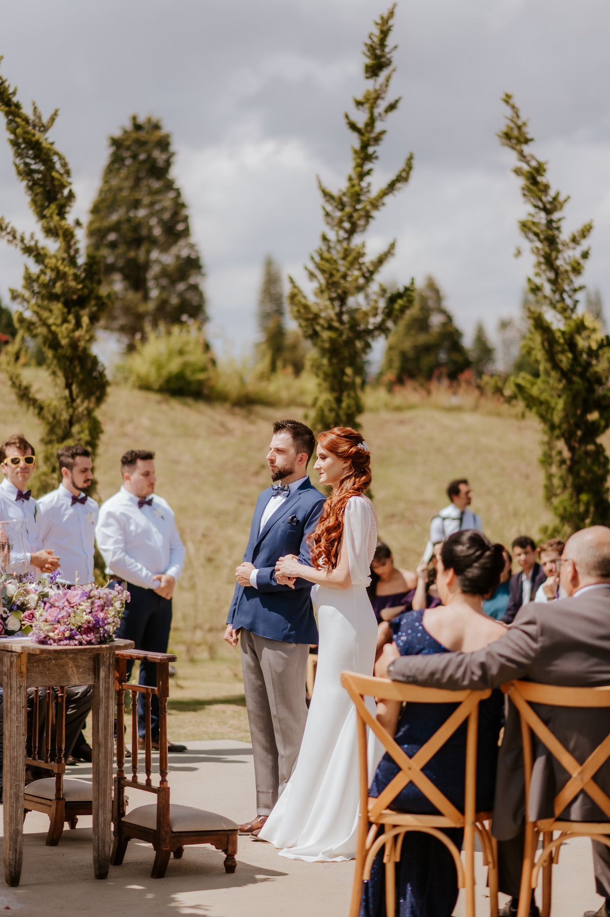 casamento no campo, casamento ao ar livre, cerimônia externa, dia da noiva, casamento emocionante, dress, bride, wedding dresses, vestido de noiva, sapato de noiva sem salto, chez bisutti club med, wedding, casamento, foto de casamento