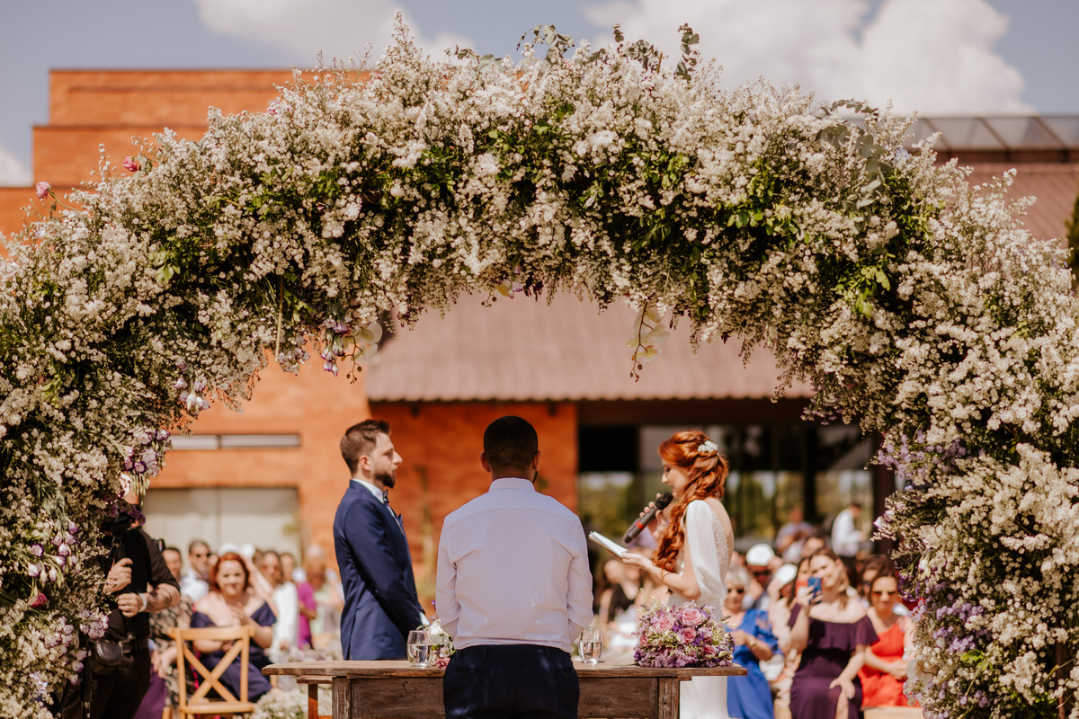 casamento no campo, casamento ao ar livre, cerimônia externa, dia da noiva, casamento emocionante, dress, bride, wedding dresses, vestido de noiva, sapato de noiva sem salto, chez bisutti club med, wedding, casamento, foto de casamento
