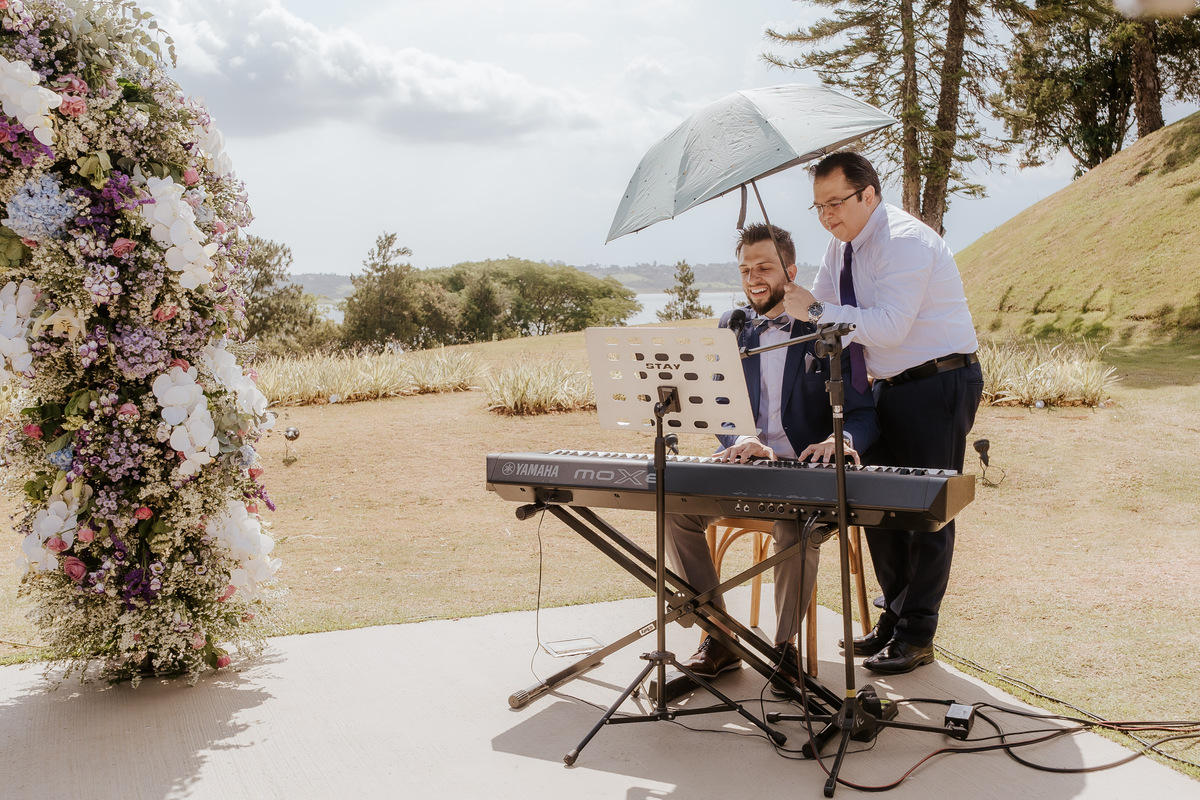 casamento no campo, casamento ao ar livre, cerimônia externa, dia da noiva, casamento emocionante, dress, bride, wedding dresses, vestido de noiva, sapato de noiva sem salto, chez bisutti club med, wedding, casamento, foto de casamento