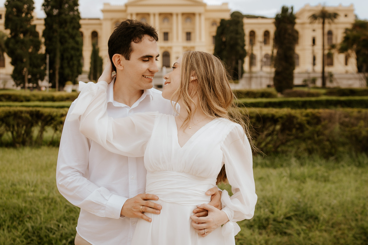 pre-wedding, prewedding, ensaio de casal, ensaio de foto de casal, ensaio fotográfico de casal, ensaio de fotos de noivos, noivos, foto de casamento, fotografia de casamento, fotos de casal no museu do ipiranga, museu do ipiranga